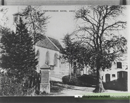 0690-Gr_ Asch_17 . Gezicht op de N.H.kerk en de dorpspomp, repro van ansichtkaart.